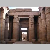 Karnak, Khonsu Temple, photo Neithsabes, Wikipedia.jpg